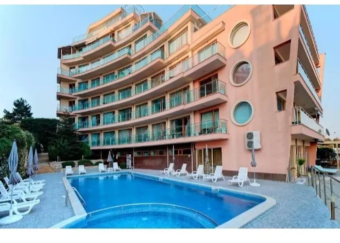 Sunny Bay A Sunny Slantchev Briag