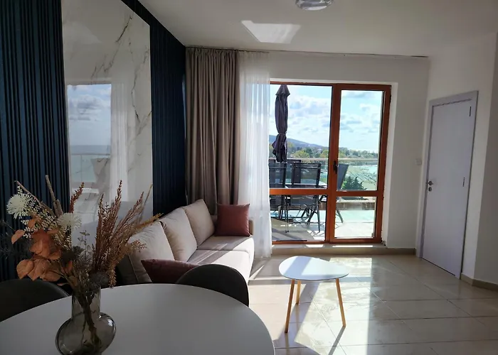 Sunny Bay A Sunny Slantchev Briag